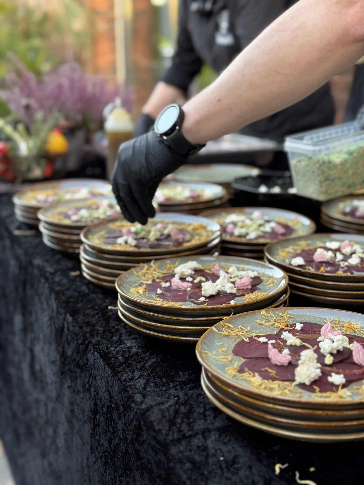 Viele Teller werden beim Catering von Hand angerichtet