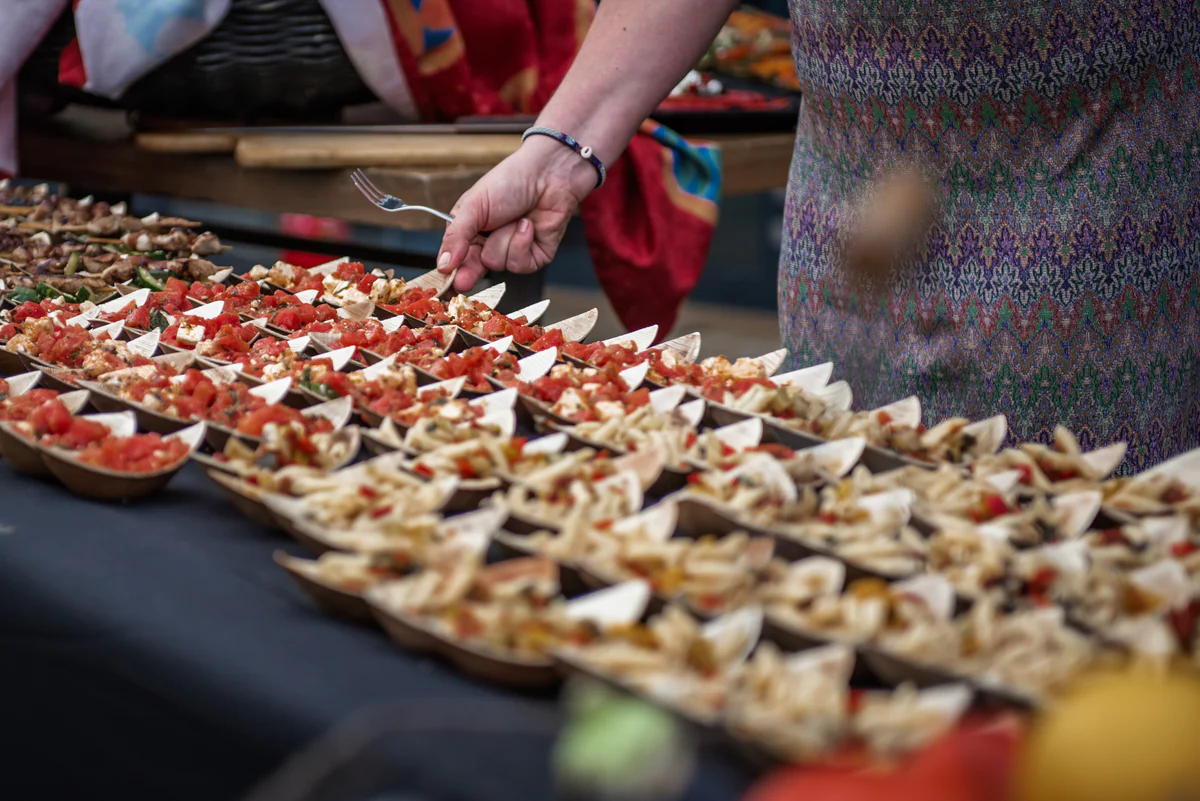Ein Catering-Team richtet Vorspeisen für die Gäste an